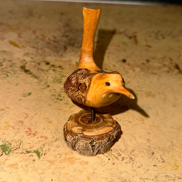 Hand Carved bird, signed by the artist - Picture 8 of 8